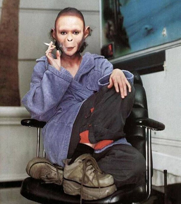Хелена Бонэм Картер в перерыве между съемками фильма — Планета обезьян, 2000 год