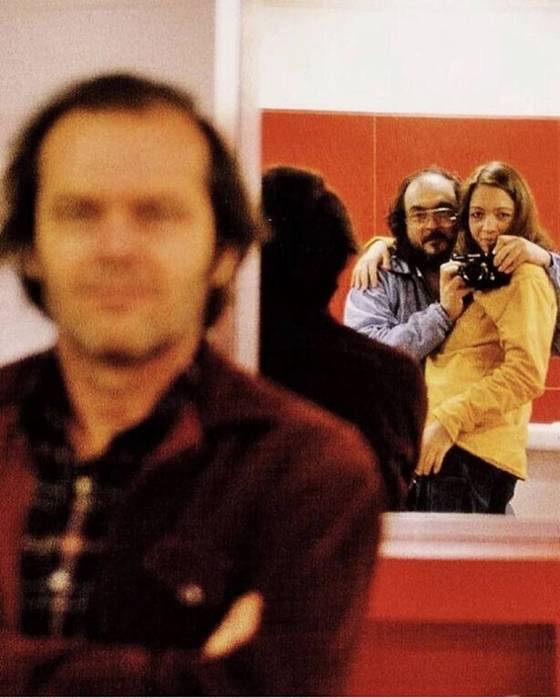 Стэнли Кубрик фотографирует себя и свою дочь Вивиан, в то время, как Джек Николсон позирует режиссеру, считая, что снимают именно его.На съемках "Сияния", США, 1980 год
