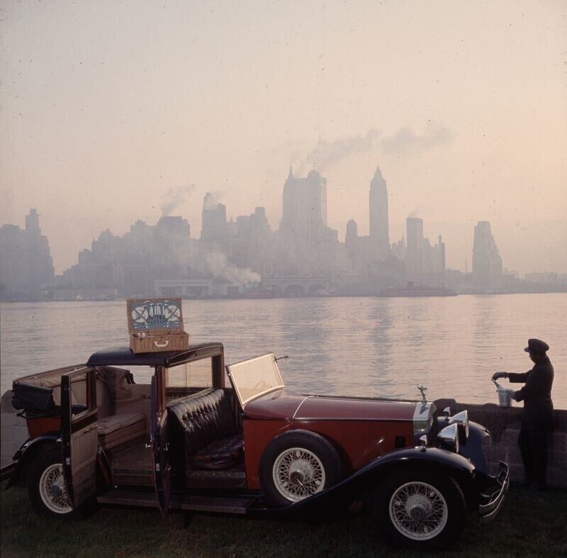 Вид нью-йоркского горизонта и роллс-ройс, 1952 год