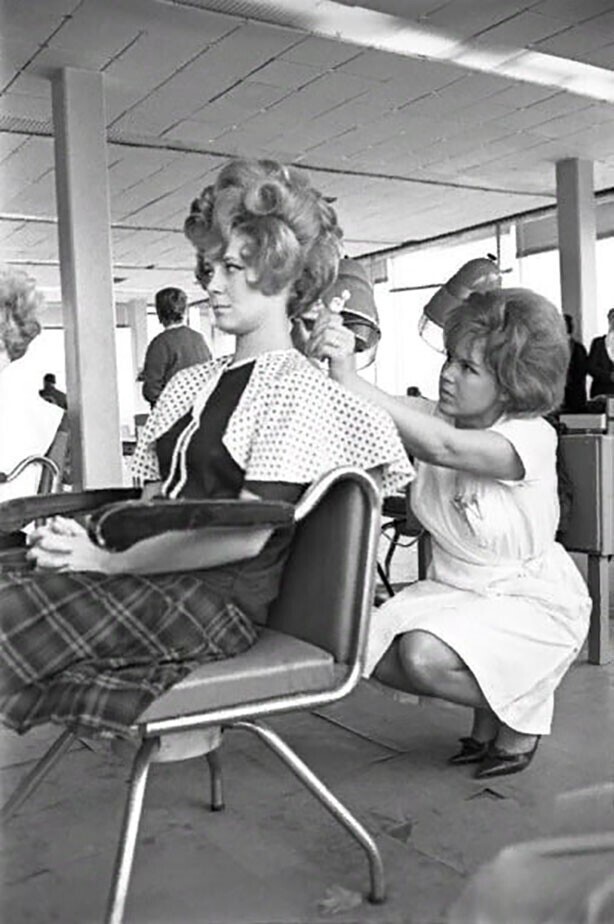 В парикмахерской "Чародейка" на Калининском проспекте в Москве. Фото Александр Макаров, 1966 год