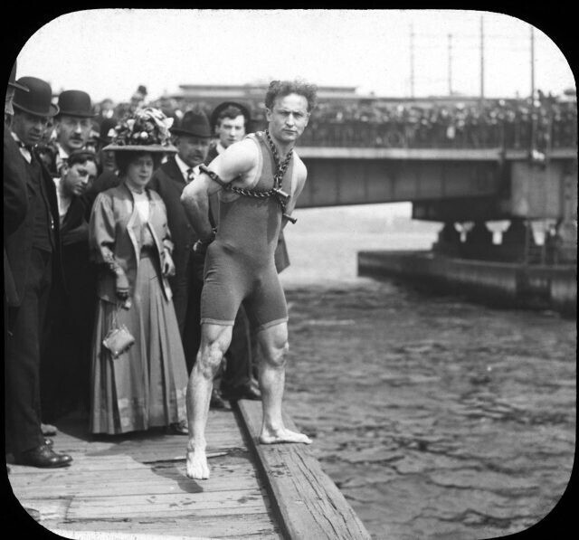 30апреля 1908 года. Гарри Гудини готовится прыгнуть с 10-метрового Гарвардского моста в реку Чарльз с руками, скованными з спиной, перед 20-тысячной толпой зрителей. Через 40 секунд он вынырнет уже без наручников