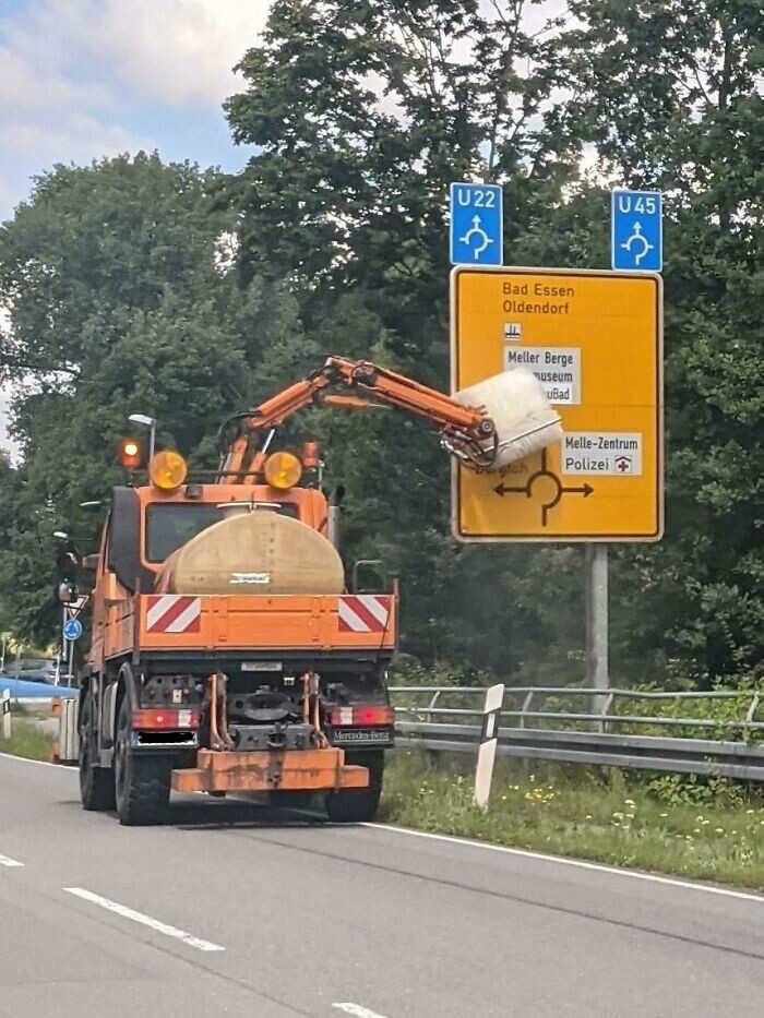 Машина для очистки дорожных знаков в Германии