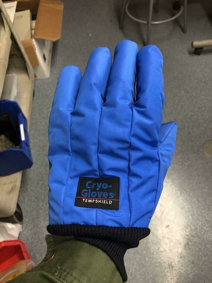 Криоперчатки для работы с замороженными предметами (например, жидким азотом)