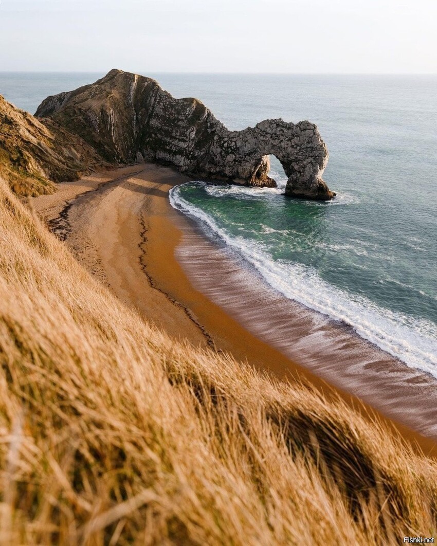 Естественные известняковые скальные ворота на Юрском побережье, Англия