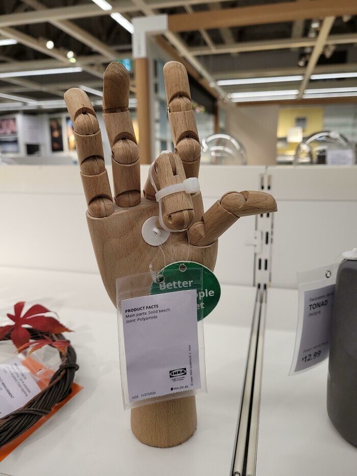 18. В магазине IKEA: средний палец закрепили пластиковым хомутом, чтобы посетители не баловались