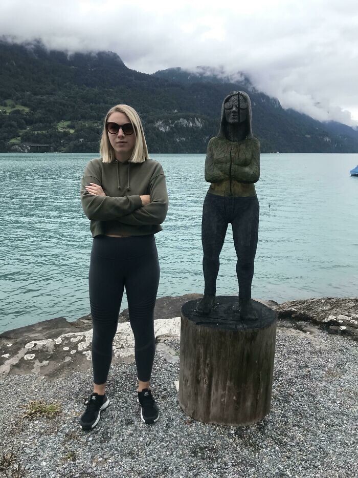 7. Девушка приехала в Швейцарию и случайно наткнулась на деревянную статую, похожую на нее как две капли воды