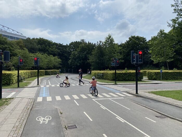 8. Детская площадка в Копенгагене, где дети учатся ездить на велосипеде на дорогах