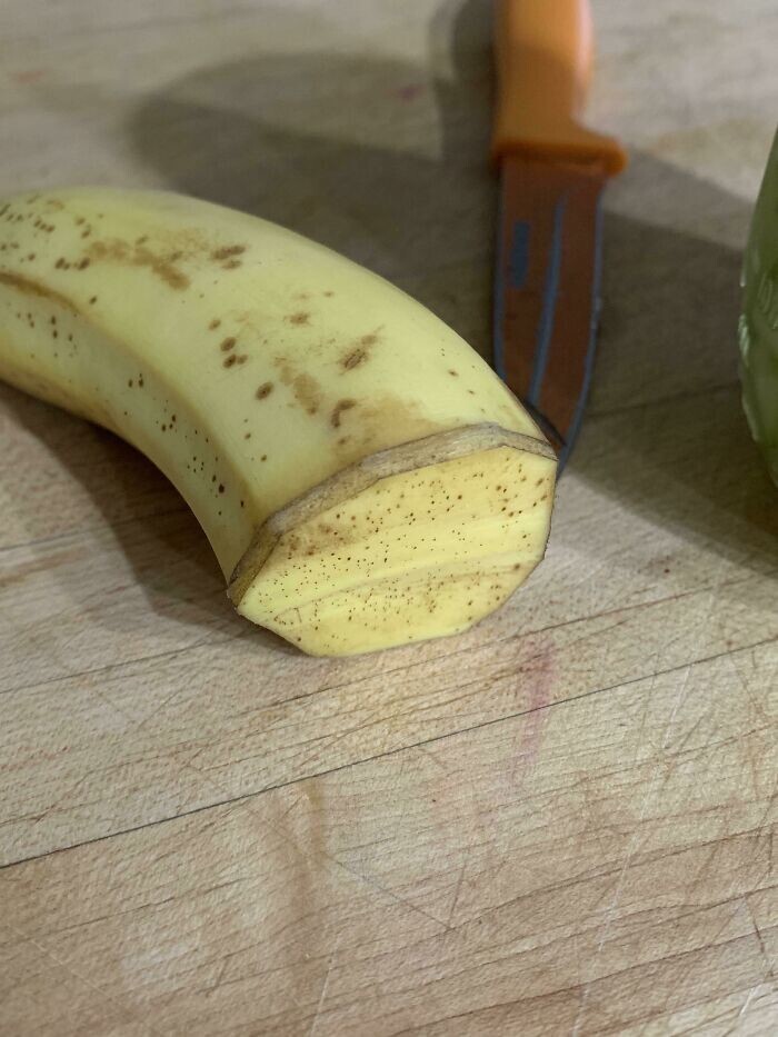 17. "Мой жених прикрыл банановой кожурой край нарезанного банана"