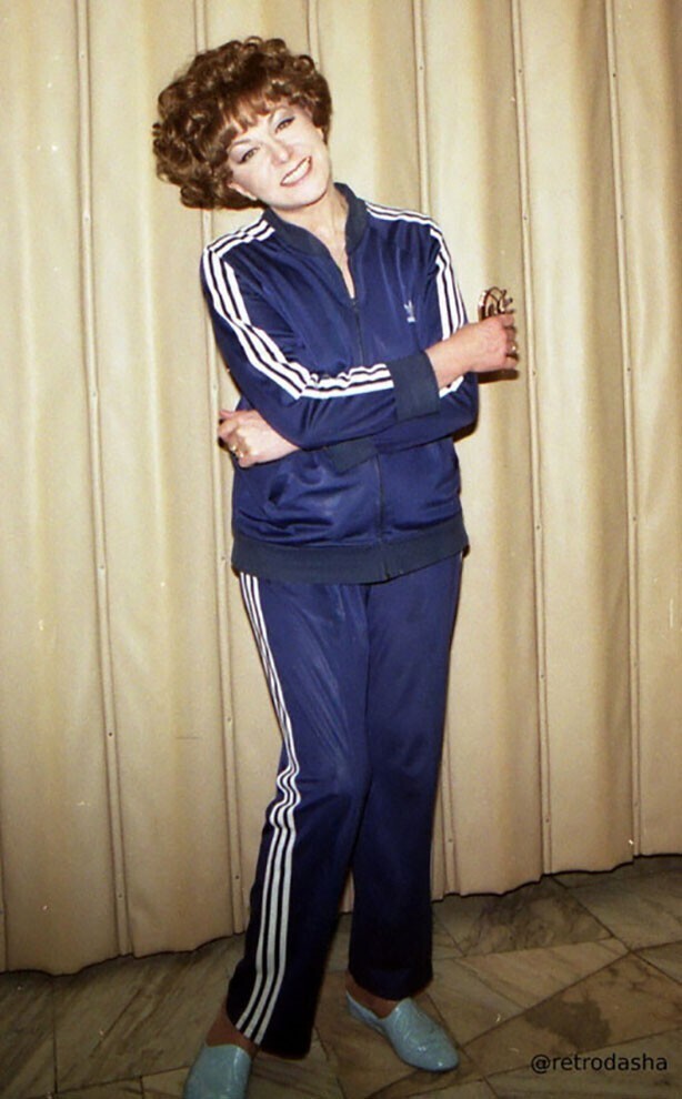Эдита Станиславовна Пьеха в спортивном костюме Адидас