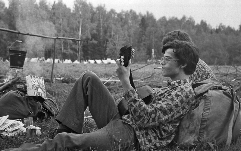 Туристы на отдыхе в районе Башкино Московской области. Фото Сергея Сухарева, май 1975 год