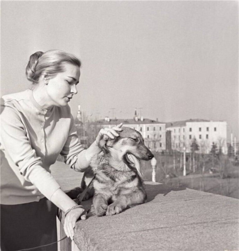 Актриса Людмила Чурсина и ее собака. 1960-е