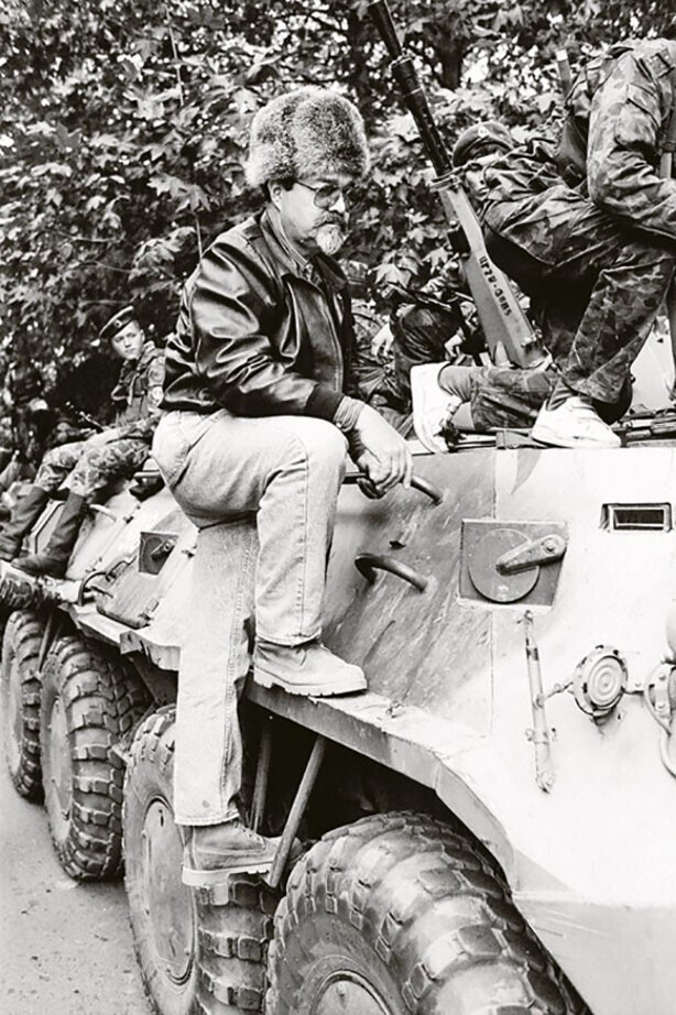 Посол США Стэнли Эскудеро эвакуируется 201-й российской дивизией из Душанбе, Таджикистан, во время гражданской войны. 24 октября 1992 год