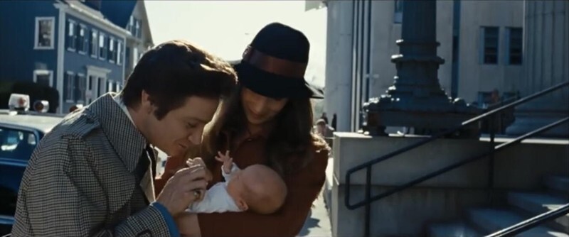 14. В «Афере по-американски» актер Джереми Реннер в образе Кармайна Полито на самом деле целует своего собственного ребенка, который был на съемочной площадке с матерью.