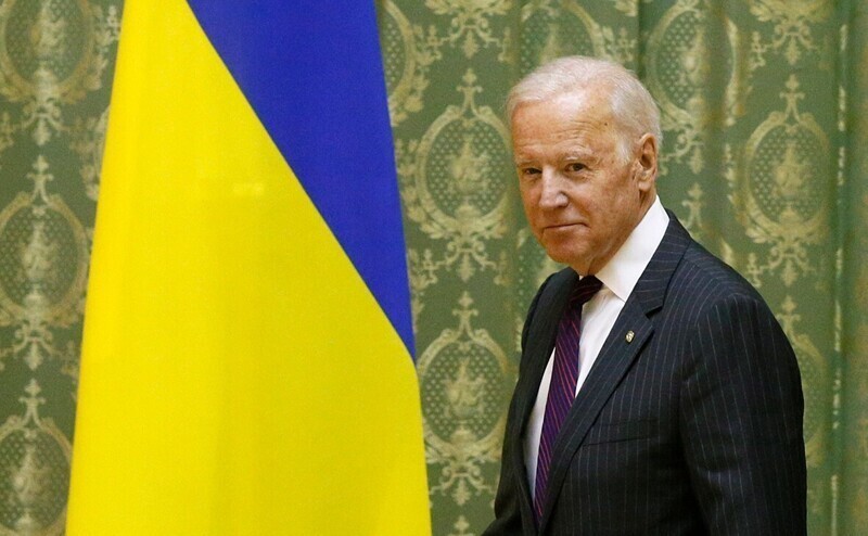 США продолжают подкупать Украину