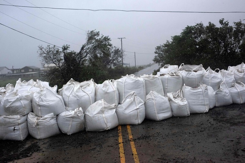 3. Чтобы предотвратить разрушения от наводнения, на улицах Монтегута в Луизиане разместили мешки с песком.