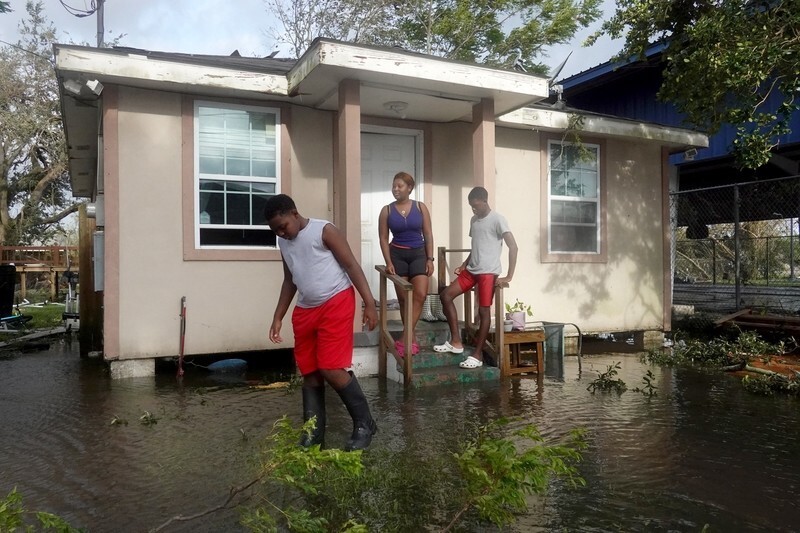 13. После урагана жители Луизианы принялись изучать ущерб, нанесенный «Идой».