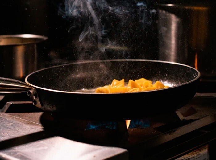 "Разогревайте сковороду, затем добавляйте масло, а после того, как оно нагреется, добавляйте ингредиенты. Не наливайте масло в еще холодную сковородку - масло нагреется быстрее, и начнет гореть"