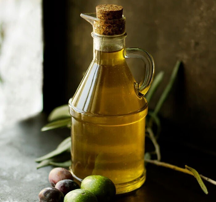 "Не используйте на сковороде нерафинированное оливковое масло (extra virgin). Это не какая-то "лучшая" версия оливкового масла, и оно больше подходит в качестве заправки"