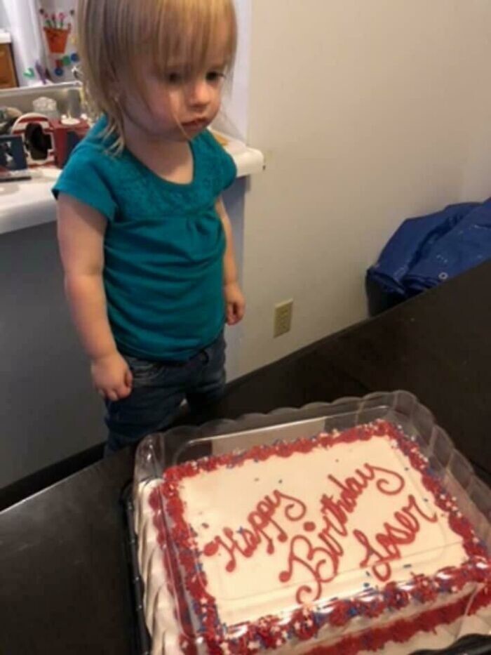 8. "Они должны были написать на торте "С днем рождения, ящерка" (ее прозвище), а получилось "С днем рождения, неудачница".