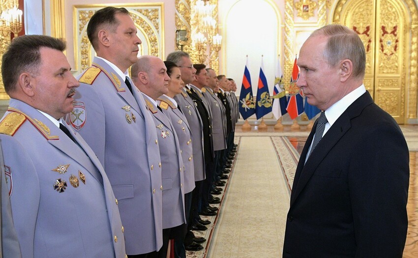 Путин уволил пять генералов полиции за поручительство