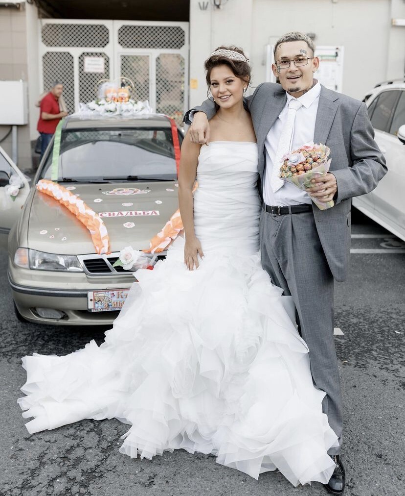 Свадьба в стиле 90-х и "травяной" торт: Моргенштерн с размахом отметил бракосочетание