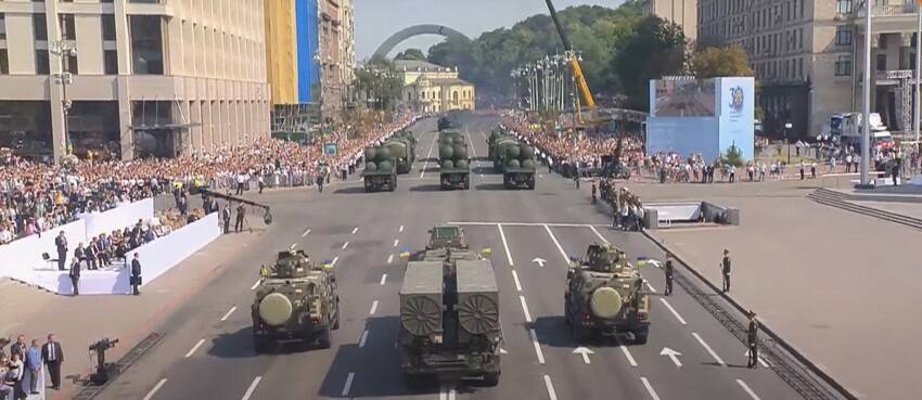 Турчинов возмущен резиновыми изделиями на параде Зеленского