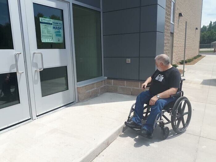 Кнопка звонка для инвалидов установлена так, что человек на коляске не имеет никакой возможности ее нажать