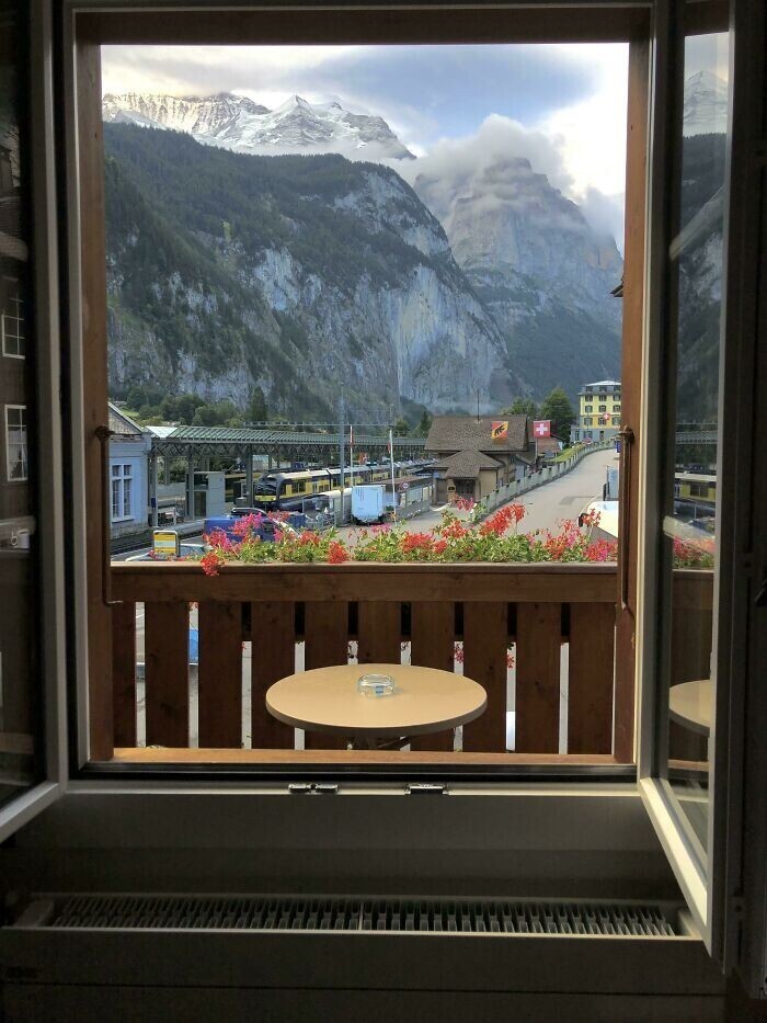 "В моем швейцарском отеле есть очаровательный маленький балкон с великолепным видом. Но попасть на него можно только через окно"