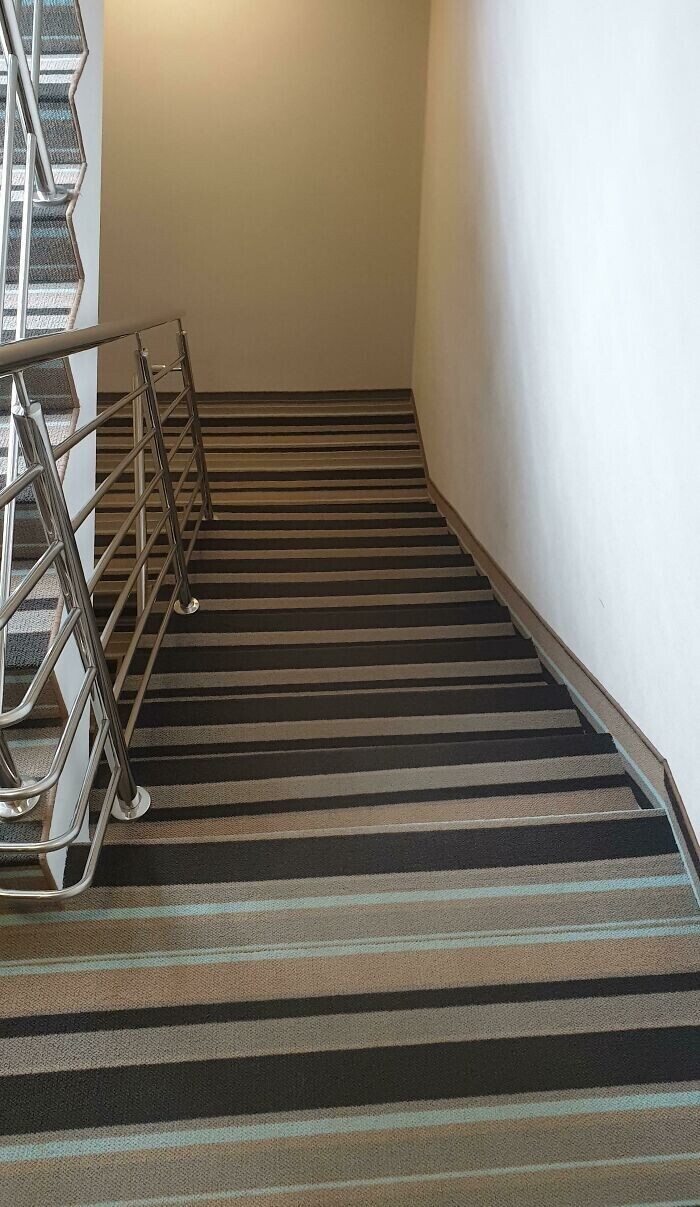 Этот полосатый ковер для лестнице в отеле наверняка пожертвовала какая-нибудь коммерческая ассоциация травматологов