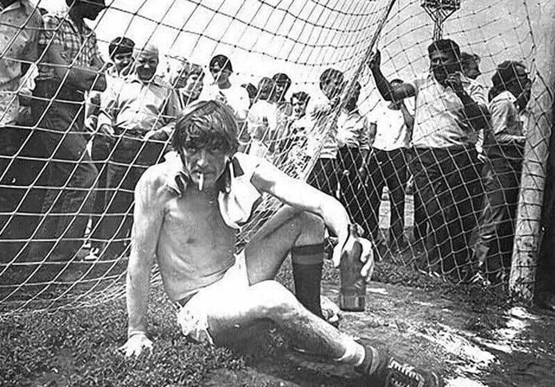 Александр Абдулов после футбольного матча команды Ленкома «Авось», Куйбышев (ныне Самара), СССР, 1984 год
