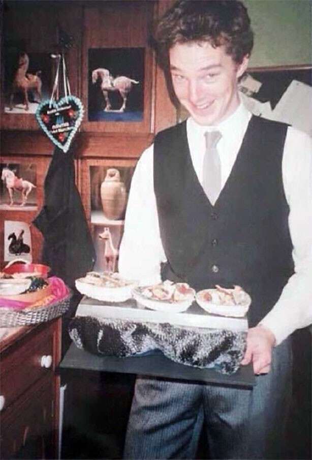 Бенедикт Камбербэтч, подрабатывает официантом, 2001 год