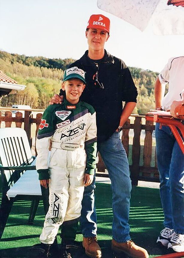 Юный Себастьян Феттель фотографируется с Михаэлем Шумахером, 1997 год