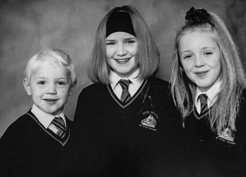 Шестилетний Конор Макгрегор со своими сестрами, 1994 год