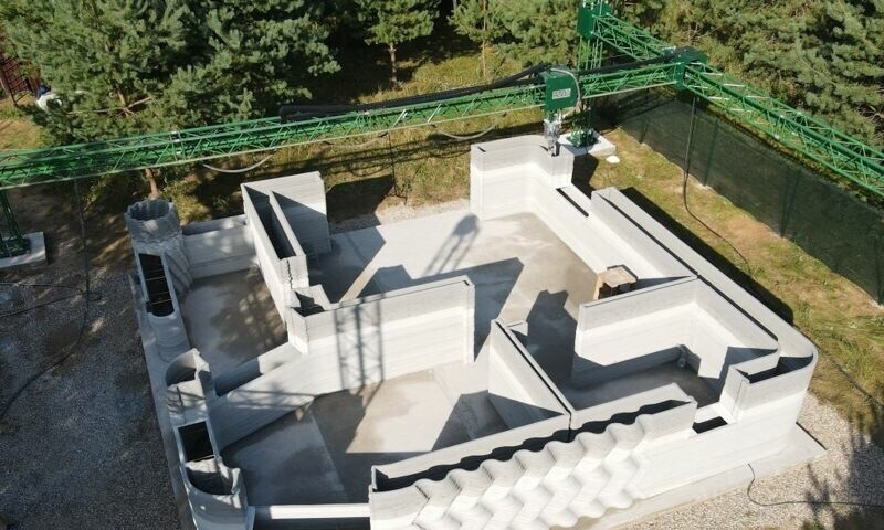 Компания «АМТ» строит поселок с помощью автоматического строительного формователя стен