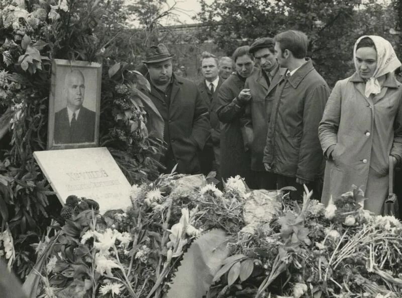 18 сентября 1971 года. На могиле Хрущева. Фото Владимира Сергиенко. Хрущев скончался 11 сентября, некролог в советской прессе напечатали 13 сентября, в день похорон.