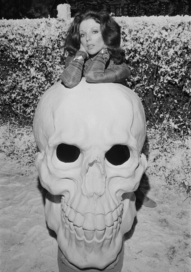 22 сентября 1971 года. Британская актриса Джоан Коллинз на съемках фильма ужасов «Байки из склепа» (Tales From the Crypt). Фото J. Wilds. Бюджет фильма £ 170 000. Сборы в США $3 000 000.