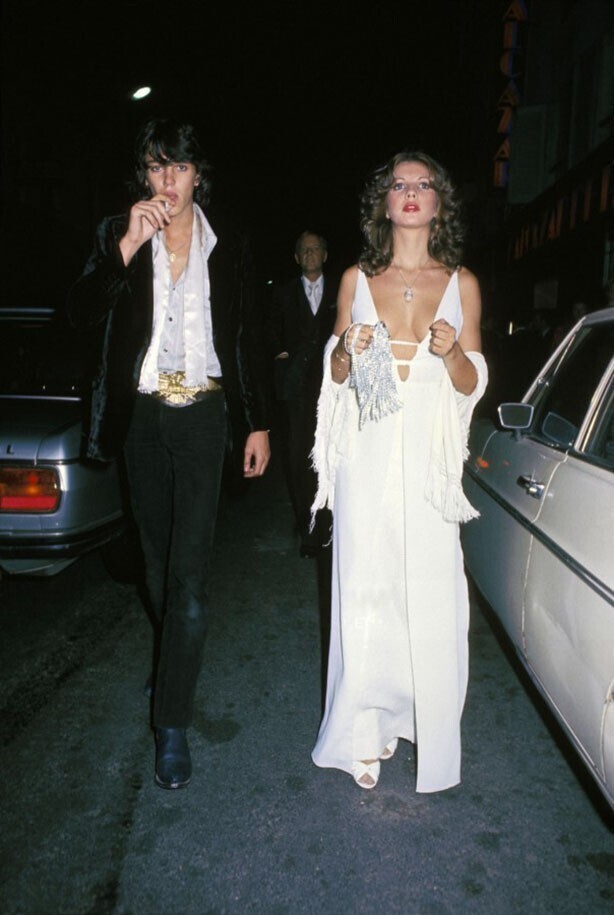 Сентябрь 1971 года. Париж. Беатрис Аззаро (дочь модельера Лориса Аззаро) с парнем.