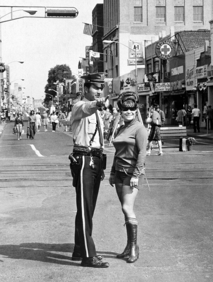 Сентябрь 1971 года. Нью-Джерси. «Полисмен показывает девушке дорогу». Постановочное фото.