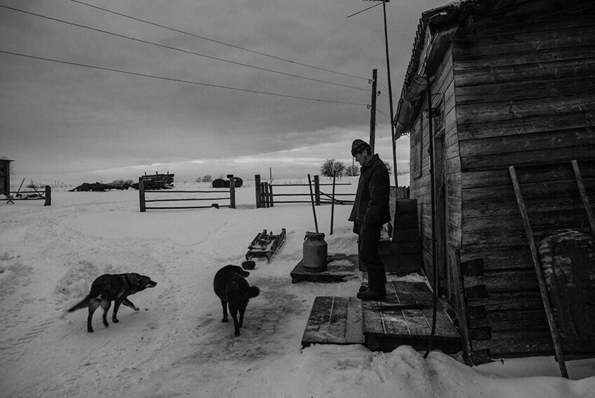 Как живут без электричества российские деревни, где роль водопровода выполняет родник