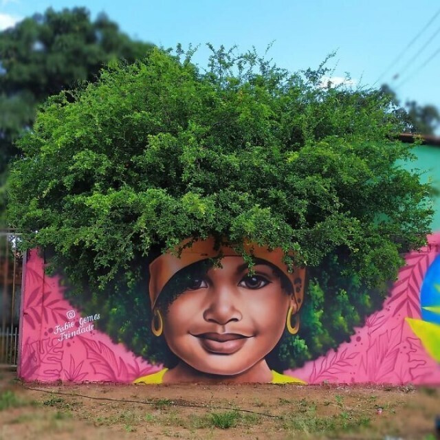 Бразильский уличный художник рисует женские портреты, используя деревья в качестве волос