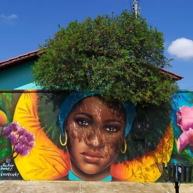 Бразильский уличный художник рисует женские портреты, используя деревья в качестве волос