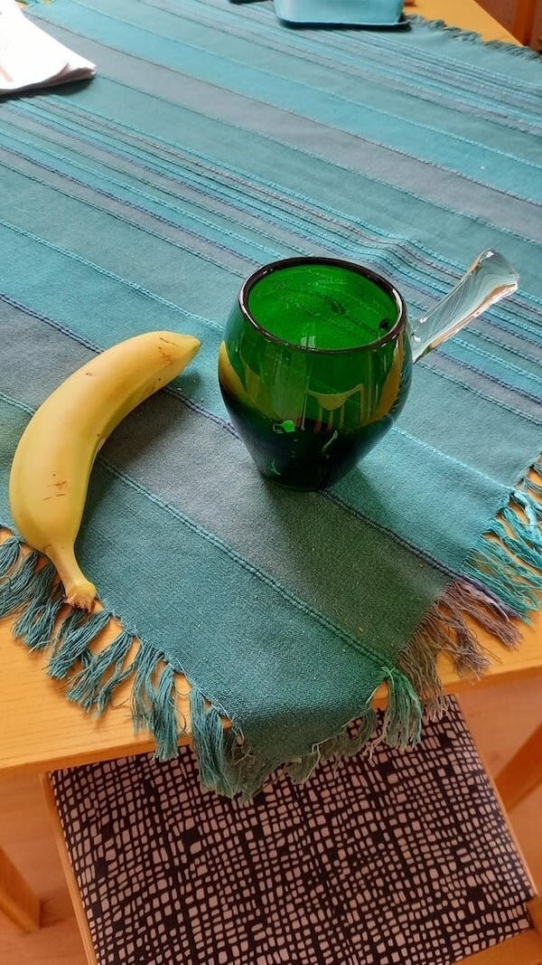 3. «Какая-то стеклянная чаша с ручкой, без каких-либо отметок. Банан для масштаба. Что это?»