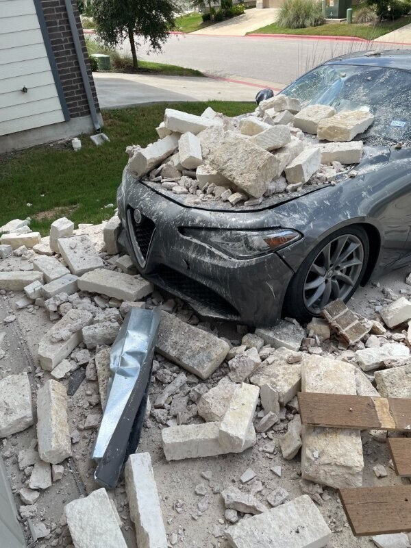 "Мой дом упал на мою машину"