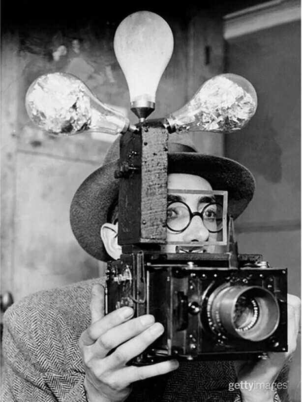 Старый фотоаппарат со вспышкой,1931 год