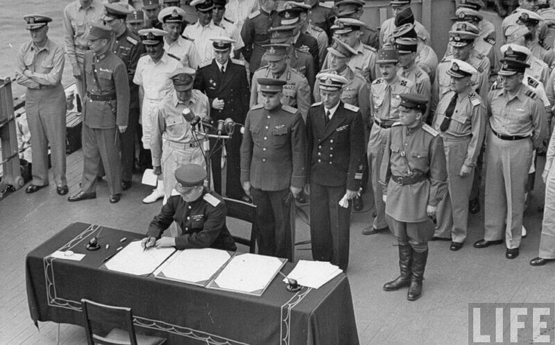 2 сентября 1945 г. подписан Акт о капитуляции Японии. Представитель СССР генерал К.Н. Деревянко подписывает акт