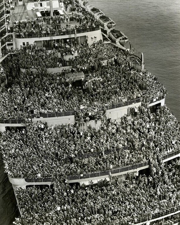 Перед Вами уникальный кадр корабля «Queen Elizabeth», прибывшего в Нью-Йоркскую гавань в 1945 году с тысячами солдат, вернувшихся со Второй Мировой войны.