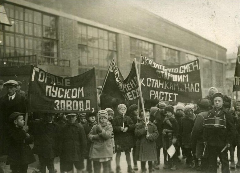 Дети на демонстрации в день пуска завода АМО (Автомобильное московское общество) 1929 год, г. Москва.