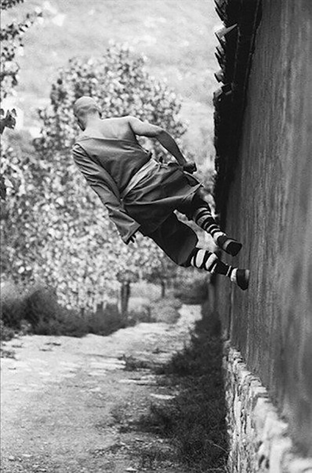 Монах Шаолиня бегущий по стене, Китай, 1989 год