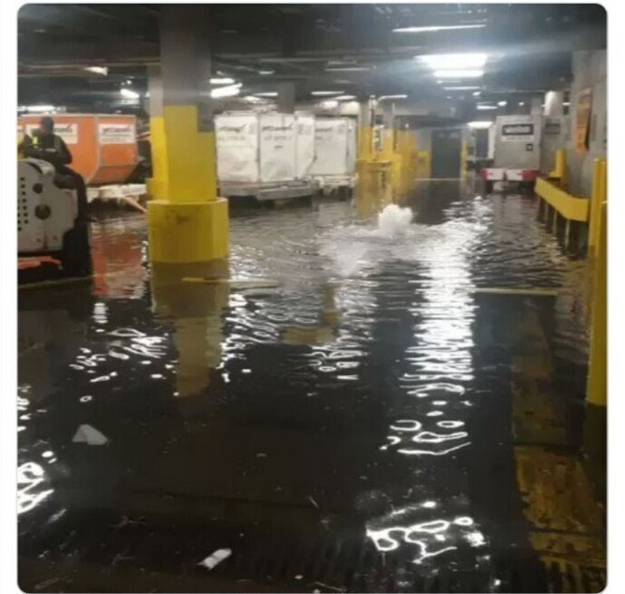 Багажное отделение аэропорта Нью-Йорка скрылось под водой