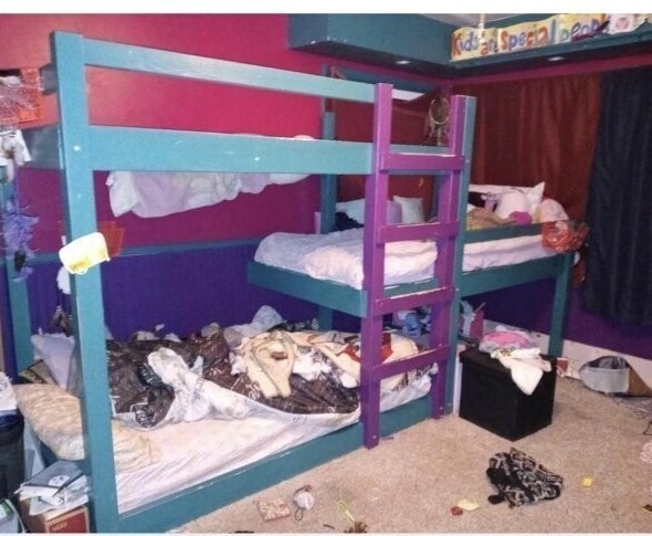 Самодельная кровать для троих детей. Средняя часть сдвигается, позволяя подстроить размер под дизайн помещения. $500 (36000 рублей)